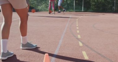 Mutlu çeşitli bayan basketbol takımı eğitimleri güneşli sahada, kopyalama alanı, yavaş çekim. Spor, fitness, sağlık, hobiler ve açık hava aktiviteleri, değiştirilmemiş.