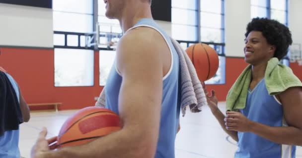Glücklich Diverse Männliche Basketballmannschaft Entspannt Während Der Trainingseinheit Der Halle — Stockvideo