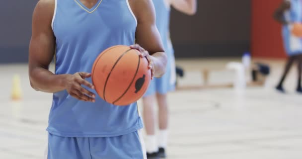 Двухлетний Баскетболист Мячом Время Командной Тренировки Крытой Площадке Замедленной Съемке — стоковое видео