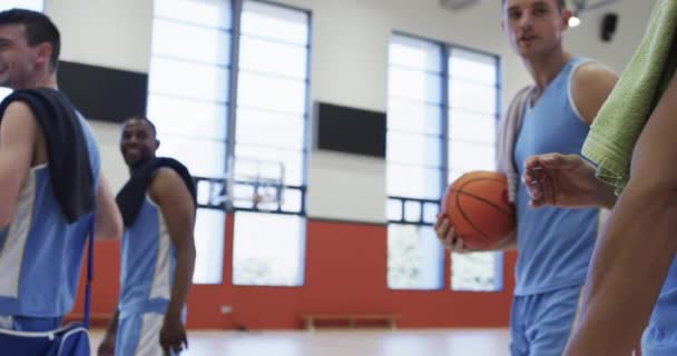 Glücklich Diverse Männliche Basketballteam Bälle Hüpfen Und Reden Auf Indoor — Stockvideo