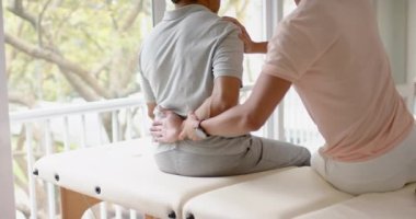 Çeşitli erkek fizyoterapist tavsiyeleri ve ağır çekimde egzersiz yapan yaşlı erkek hasta. Fizyoterapi, sağlık, refah ve yaşlı yaşam tarzı değişmedi..