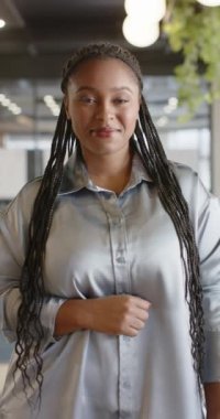 Mutlu Afro-Amerikan sıradan iş kadınının dikey video portresi, yavaş çekim. İş, güven ve çalışma.