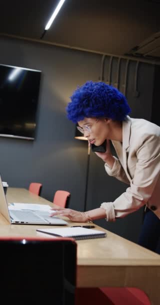 Vídeo Vertical Mujer Negocios Biracial Hablando Teléfono Inteligente Uso Ordenador — Vídeos de Stock