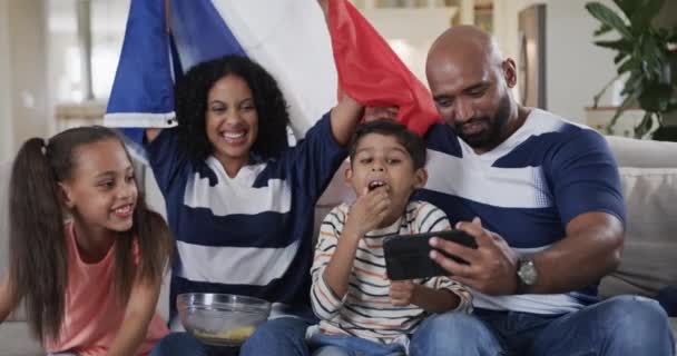 Dwurasowi Rodzice Syn Córka Robiący Selfie Popcornem Francuską Flagą Zwolnionym — Wideo stockowe