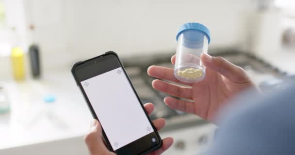 スマートフォン コピースペース スローモーションを使用してビデオ通話を行う薬物を保持する出生男性 医療サービス コミュニケーション 遠隔医療と医療 変更なし — ストック動画