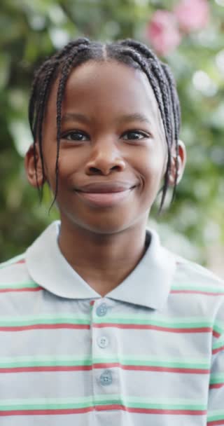 Pystysuora Video Muotokuva Onnellinen Afrikkalainen Amerikkalainen Poika Luonnossa Hidastettuna Orgaaninen — kuvapankkivideo