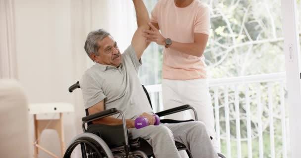 不同的男性理疗师建议 老年人坐轮椅时使用哑铃 动作缓慢 物理疗法 医疗保健 福利和老年生活方式 — 图库视频影像