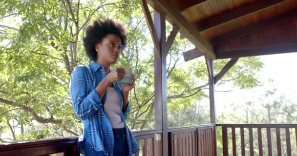 Щаслива Афроамериканка Чай Сонячній Терасі Повільному Русі Релаксація Спосіб Життя — стокове відео