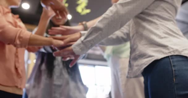 Glückliche Geschäftsfrauen Die Büro Zeitlupe Die Hände Aufeinanderlegen Business Teamwork — Stockvideo
