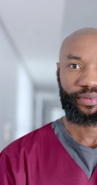 Pionowe Wideo Portretem Szczęśliwego Afrykańskiego Lekarza Fartuchu Zwolnionym Tempie Szpital — Wideo stockowe