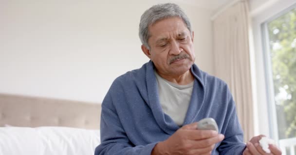 Biraciale Senior Man Die Thuis Bloed Test Slow Motion Medische — Stockvideo