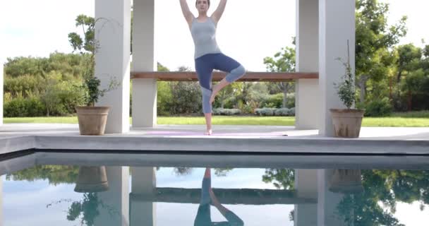 Portret Van Een Gefocuste Blanke Vrouw Die Yoga Doet Poseren — Stockvideo