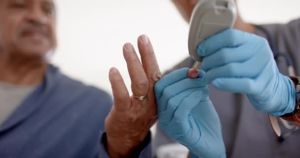 Evde Yaşlı Bir Erkek Hastanın Kanını Test Eden Çeşitli Erkek — Stok video