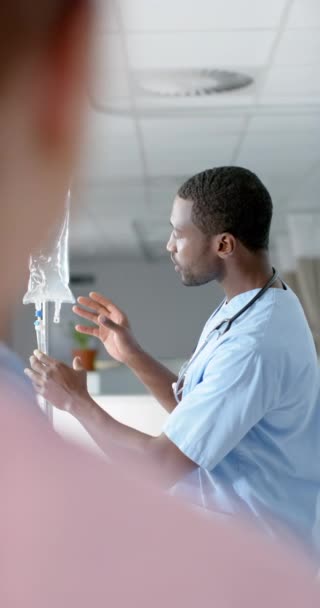 Vídeo Vertical Médicos Afroamericanos Entrenando Doctores Prácticas Aplicando Goteo Cámara — Vídeos de Stock