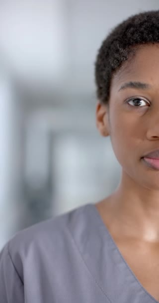 Verticale Video Van Portret Van Vrolijke Afrikaanse Amerikaanse Vrouwelijke Arts — Stockvideo
