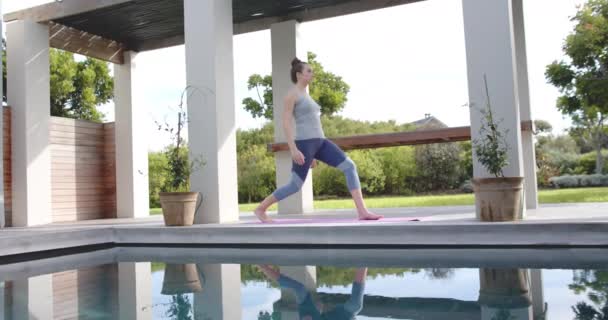 Mujer Caucásica Enfocada Haciendo Postura Yoga Estera Jardín Cámara Lenta — Vídeos de Stock
