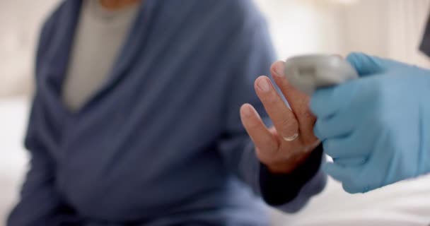 Farklı Erkek Doktorların Evlerinde Yaşlı Erkek Hastaların Kanlarını Test Ettikleri — Stok video