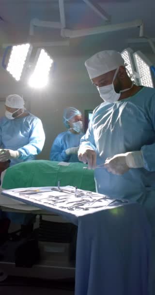 Vídeo Vertical Cirurgião Americano Africano Preparando Instrumentos Cirúrgicos Câmera Lenta — Vídeo de Stock