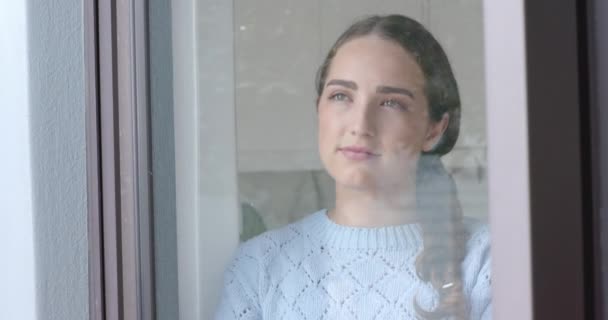 Tankeväckande Kaukasiska Kvinna Ler Och Tittar Genom Fönstret Slow Motion — Stockvideo