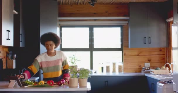 Mujer Afroamericana Feliz Preparando Comida Usando Tableta Cocina Soleada Cocina — Vídeos de Stock