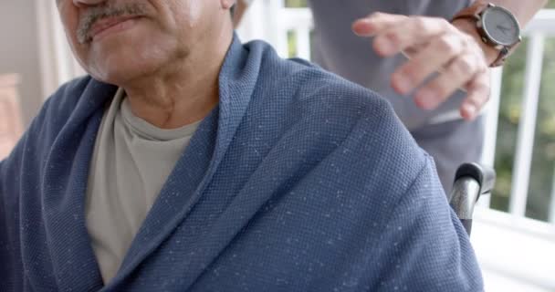 Mitten Olika Manliga Läkare Och Senior Manliga Patienten Rullstol Hemma — Stockvideo