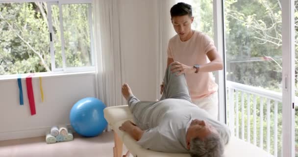 Különböző Férfi Fizioterapeuta Tanácsadás Idősebb Férfi Beteg Gyakorló Kanapén Lassított — Stock videók
