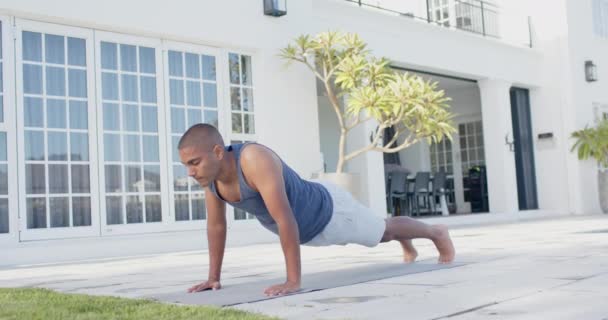 Homme Biracial Concentré Pratiquant Yoga Dans Jardin Ensoleillé Ralenti Pose — Video