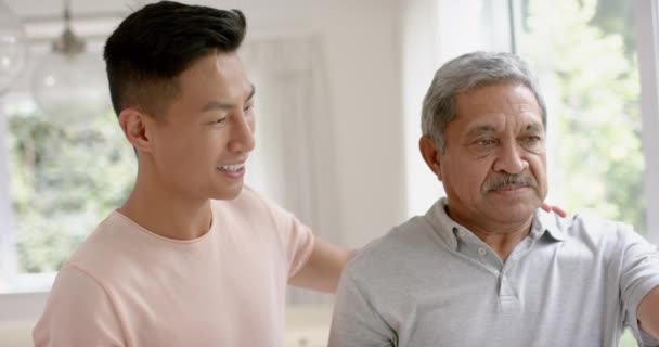 不同的男性理疗师建议和决定老年人使用哑铃 慢动作 物理疗法 医疗保健 福利和老年生活方式 — 图库视频影像