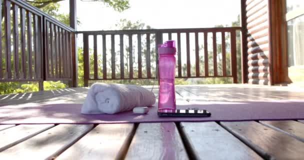 Toalla Botella Agua Auriculares Smartphone Esterilla Yoga Cabaña Registro Cámara — Vídeo de stock