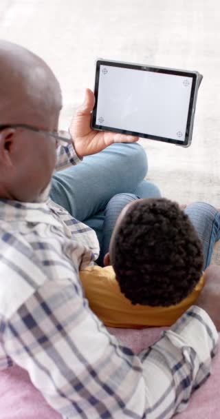 Κατακόρυφο Βίντεο Του Αφροαμερικανού Παππού Και Εγγονού Του Χρησιμοποιώντας Tablet — Αρχείο Βίντεο