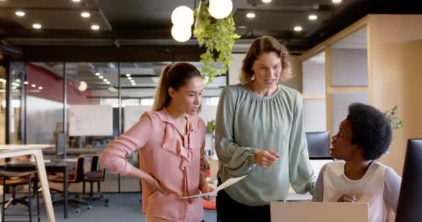 Heureuses Femmes Affaires Diverses Discutant Travail Utilisant Ordinateur Portable Bureau — Video