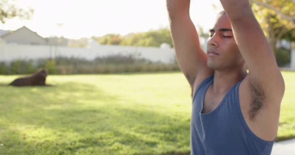 Keskittynyt Birodullinen Mies Harjoittelee Jooga Meditaatiota Aurinkoisessa Puutarhassa Hidastettuna Kesä — kuvapankkivideo