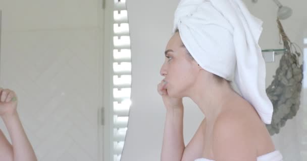 Mulher Branca Com Toalha Cabeça Escovando Dentes Banheiro Câmera Lenta — Vídeo de Stock