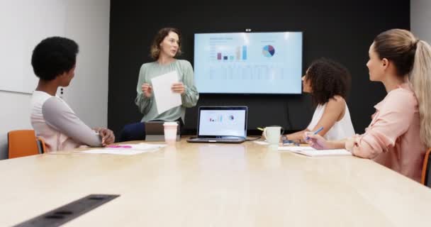 Различные Деловые Женщины Имеющие Презентацию Совещании Офисе Используя Ноутбук Планшет — стоковое видео