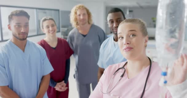 白人女医生训练各种各样的见习医生 运用滴注 慢动作 团队合作 保健和工作 — 图库视频影像