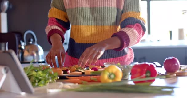 Afro Amerikan Kadının Güneşli Mutfakta Yemek Hazırladığı Bölümün Ortalarında Aşçılık — Stok video