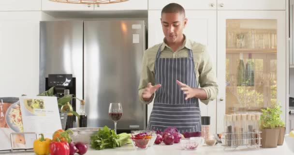 Biraciale Mannelijke Koken Vlogger Schort Praten Filmen Keuken Koken Eten — Stockvideo