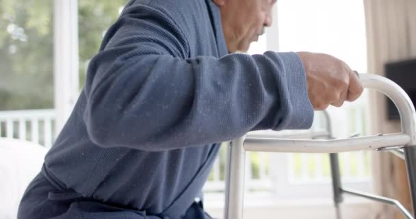 Połowa Seniora Używającego Chodzącej Ramki Domu Zwolniony Ruch Usługi Medyczne — Wideo stockowe