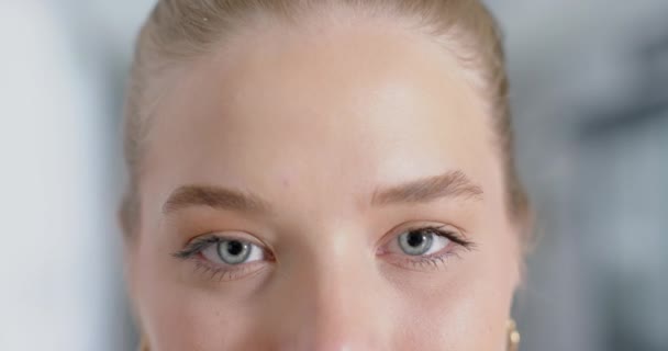 Nærbilde Portrett Lykkelig Caucasian Kvinnelig Lege Med Blondt Hår Kopi – stockvideo