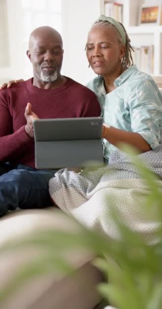 아프리카 미국인 커플을 집에서 태블릿을 사용하고 움직임을 줍니다 의사소통 변화되지 — 비디오