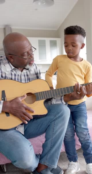 Вертикальное Видео Африканского Дедушки Внука Играющих Гитаре Дома Замедленной Съемке — стоковое видео