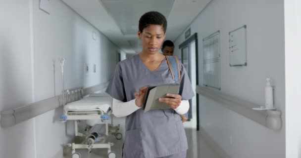 Retrato Una Doctora Afroamericana Vistiendo Bata Usando Tableta Pasillo Cámara — Vídeo de stock