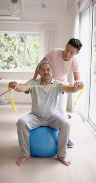 Vertikální Video Různých Mužských Fyzioterapeutů Starších Mužských Pacientů Cvičit Zpomaleném — Stock video