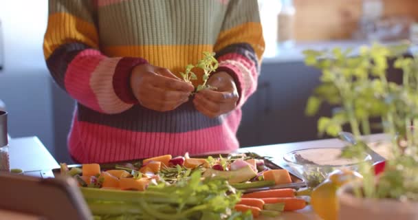 Střední Část Afroameričanky Připravuje Jídlo Pomocí Tablet Slunné Kuchyni Vaření — Stock video