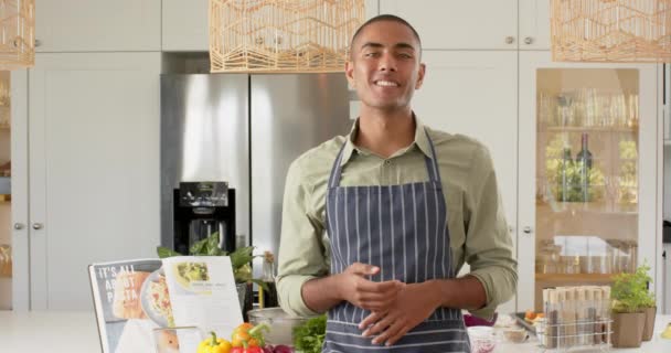 Biracial Αρσενικό Vlogger Μαγείρεμα Ποδιά Μιλάμε Και Μαγνητοσκόπηση Στην Κουζίνα — Αρχείο Βίντεο