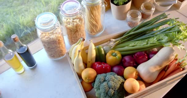 Jaula Verduras Orgánicas Frascos Almacenamiento Alimentos Encimera Cocina Soleada Cámara — Vídeos de Stock