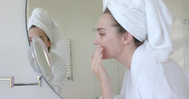 Mulher Branca Com Toalha Cabeça Aplicando Creme Rosto Banheiro Câmera — Vídeo de Stock