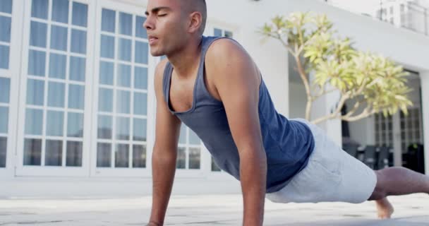 Konzentrierter Mann Der Yoga Sonnigen Garten Praktiziert Zeitlupe Cobra Pose — Stockvideo