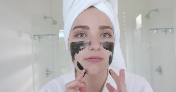 Ritratto Donna Caucasica Con Asciugamano Sulla Testa Che Maschera Bagno — Video Stock