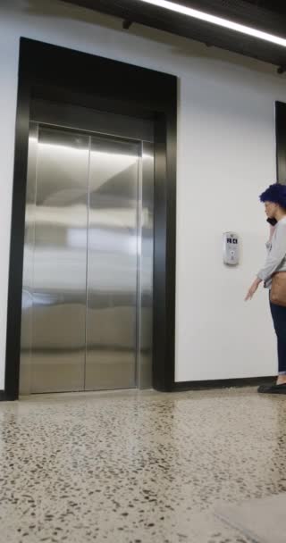 Çift Irklı Kadınının Akıllı Telefonla Konuşup Asansörü Yavaş Çekimde Kullandığının — Stok video